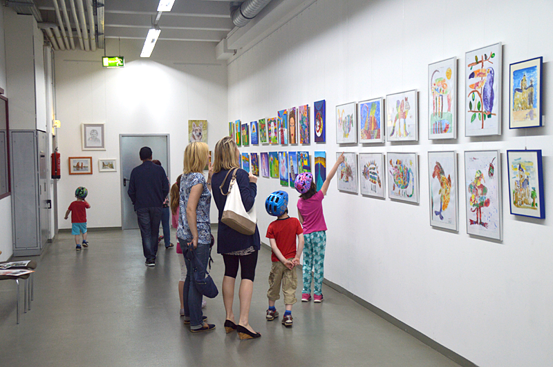 Besucher der 2 Ausstellung der Kunstschule Neuss